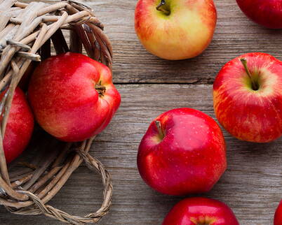 Apfel-Gesichtsmaske – wirkt durchblutungsfördernd und feuchtigkeitsspendend Eine selbstgemachte Gesichtsmaske aus Äpfeln kann dazu beitragen, das Hautbild zu verbessern und die Haut zu straffen, da Äpfel reich an Antioxidantien und Vitaminen sind. Die Maske eignet sich besonders für Menschen mit fettiger Haut.