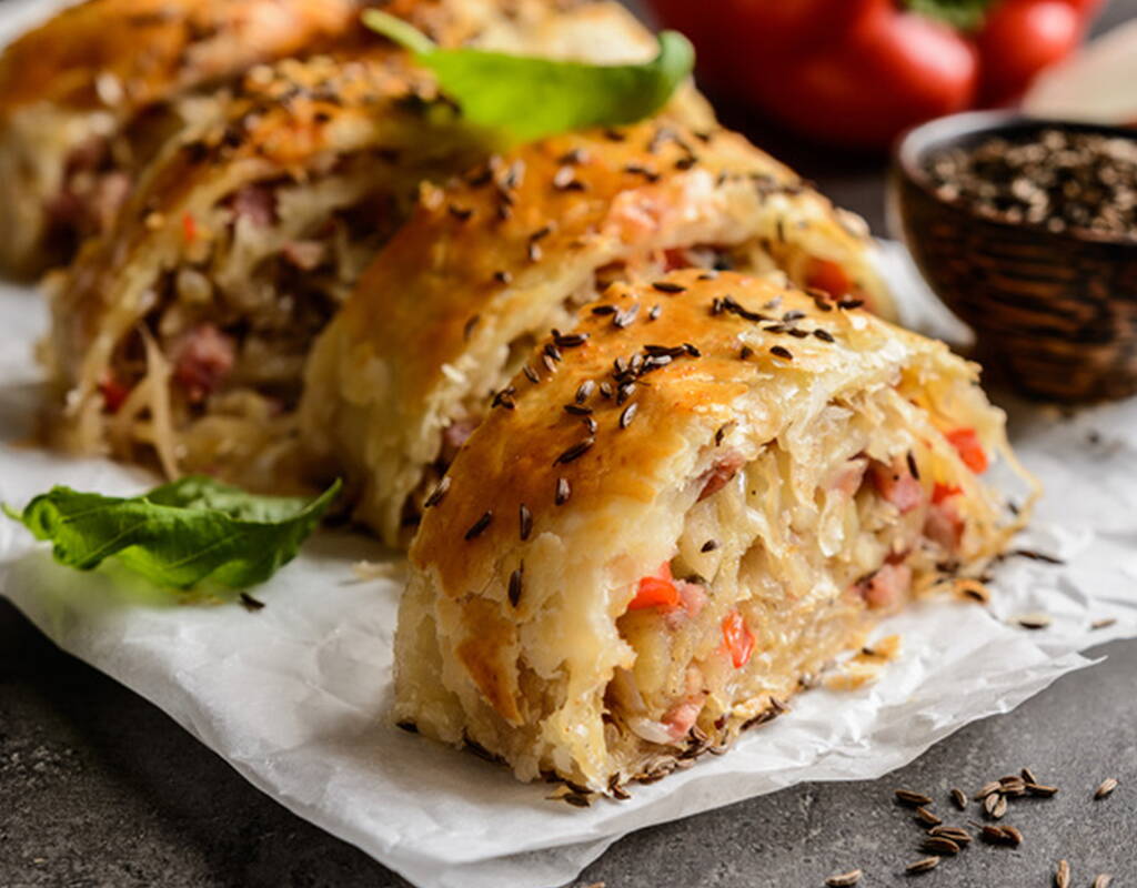 Für alle, die den Powerfood Sauerkraut lieben und schätzen, gibt es hier ein Rezept. Mit Paprika- und Schinkenwürfeln verfeinert, verspricht der Strudel ein Hochgenuss zu werden. Ausprobieren lohnt sich!