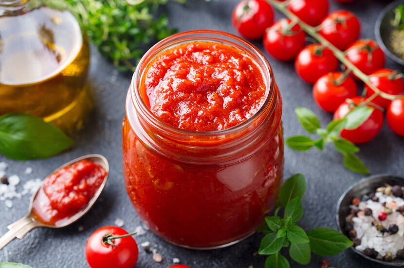 Wie du Tomatensauce durch Sterilisation haltbar machen kannst, erfährst du in unserem Beitrag.