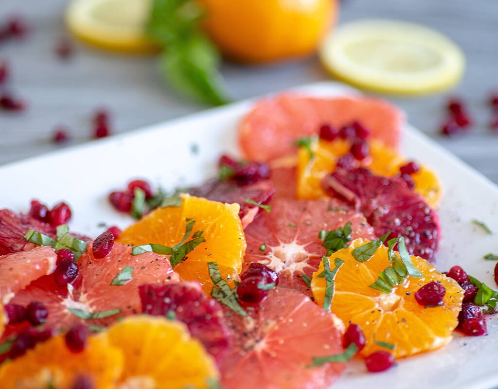 Auf einem reichhaltigen Dessertbuffet, als leichte Zwischenmahlzeit oder als Hauptmahlzeit an heissen Sommertagen ist der Zitrussalat ein gern gesehener Gast. Der herrlich fruchtige Salat macht auch als Vorspeise eine gute Figur und kann dafür z.B. mit Rohschinken kombiniert werden.