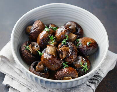 Funghi saltati con timo fresco Funghi saltati con timo in ciotola bianca – molto sensibili, conservare massimo 1 giorno in frigorifero e riscaldare solo una volta