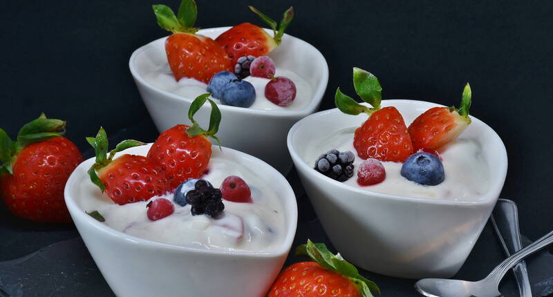 Der gesunde Limetten-Quark mit frischen Beeren steht bereits nach 10 Minuten genussfertig auf dem Tisch. Ein turboschnell zubereitetes und extrem leckeres Dessert. 