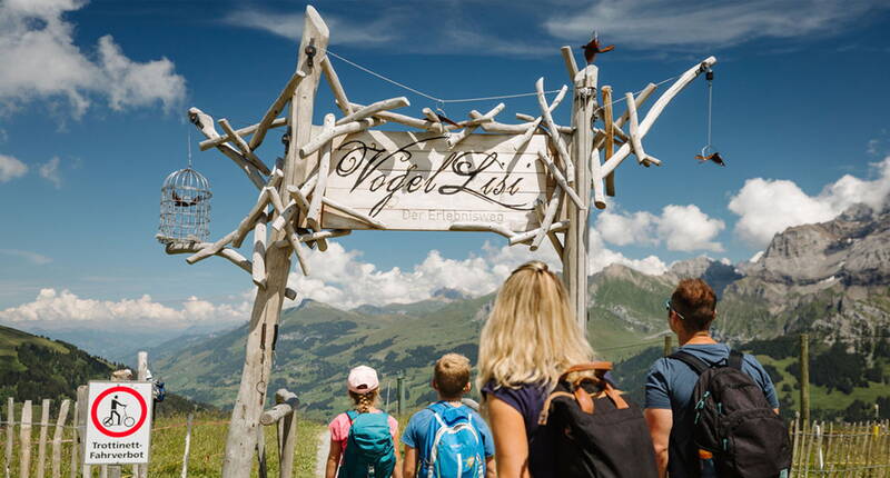 Begleite Vogellisi und Karl-Joseph auf ihrem grossen Abenteuer. Klettert auf einen Adlerhorst, fliegt wie ein Adler durch die Lüfte oder entdeckt den versteckten Eingang zu einer geheimen Abkürzung. 