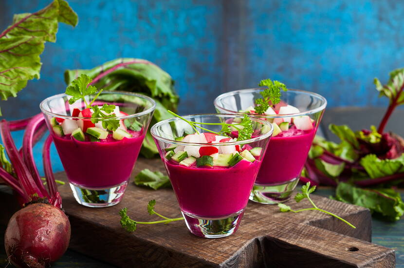 Aus gekochten Randen wir diese leckere und farbenfrohe Gazpacho gezaubert. Die Randengazpacho zeichnet sich ausserdem durch ihren hohen Eisengehalt auf, was für Energie und Wohlbefinden sorgt. 