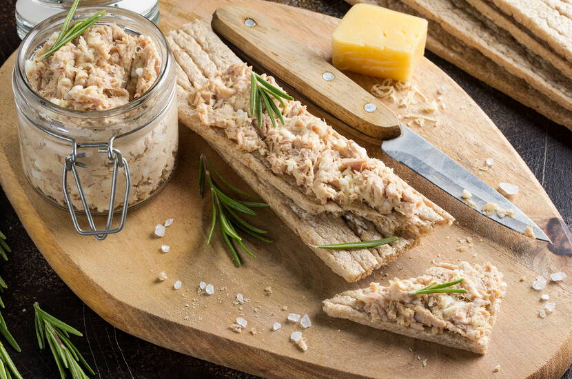 Che sia tritato grossolanamente come crema da spalmare o finemente ridotto in purea come mousse, il tonno fa parte di ogni aperitivo. Il gusto del tonno spalmabile è difficile da battere ed è facile da preparare. Servito con un pezzo di pane croccante o di pane integrale, è una vera delizia.