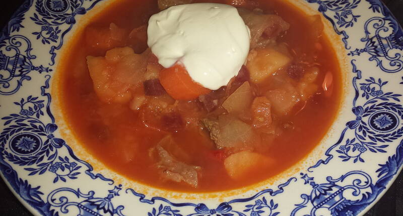 Eine währschafte und nahrhafte Suppe mit ganz viel Gemüse (Tomaten, Rüebli, Kabis, und Randen) sowie Kartoffeln und Siedfleisch.