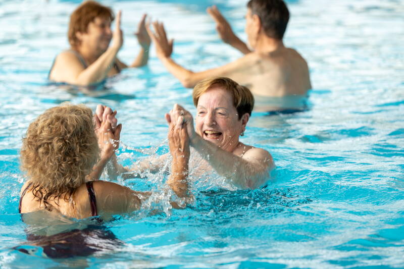 Wassergymnastik-Kurse für Seniorinnen und Senioren – trainiere Kraft, Ausdauer, Beweglichkeit, Körperspannung und Schnelligkeit, schulen Gleichgewicht, Geschicklichkeit und Reaktionsfähigkeit und stärken dein Herz-Kreislaufsystem 