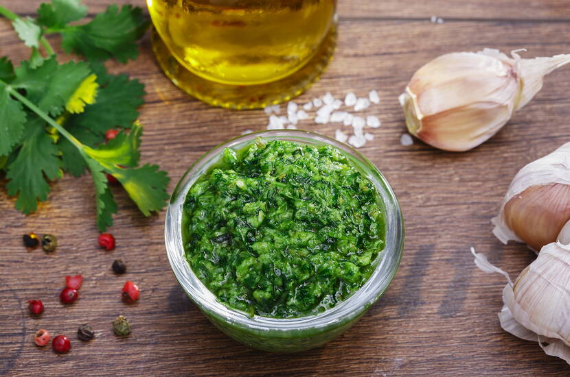 Die Italiener lieben ihre Salsa verde, welche, je nach Region, eigentlich nichts anderes als  ein Pesto ist. Verbreitet sind auch Saucenvariationen aus Basilikum, Knoblauch, Kapern oder Sardellenfilets.  Diese werden jedoch in der Regel zu Fleischspeisen gereicht.