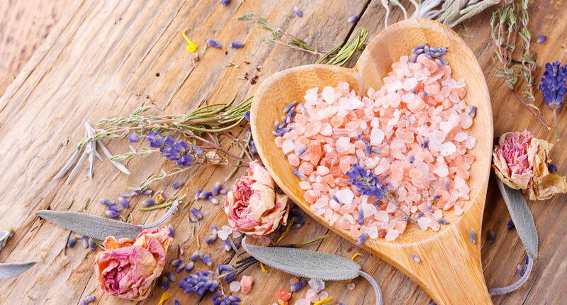 Sels de bain faits maison - les sels de bain de luxe purs pour peu d'argent promettent des sels de bain faits maison. La production est très simple. Qu'il s'agisse de rose et de cannelle, de lilas, de lavande, de rose ou de thym et de romarin - avec notre recette de base, vous pouvez préparer rapidement des sels de bain dans presque tous les parfums souhaités.