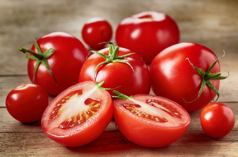 Eine selbstgemachte Gesichtsmaske aus Tomaten eignet sich besonders für fettige und unreine Haut, da sie überschüssiges Fett entfernt und die Poren verfeinert.