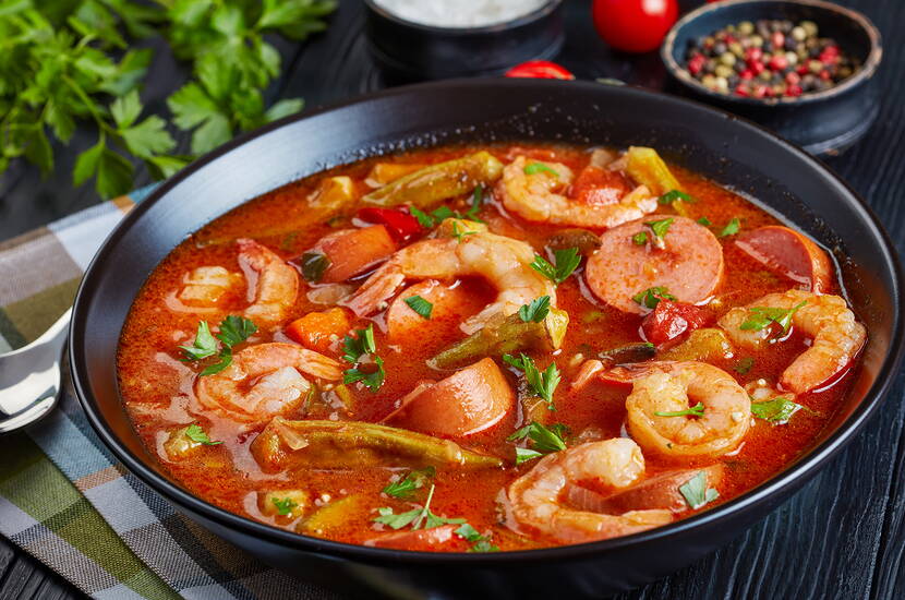 Gumbo ist ein Eintopfgericht, einem Gulasch oder Pilaw nicht unähnlich. Bei den Zutaten (Fleisch oder Meeresgetier) ist so ziemlich alles erlaubt, was schmeckt. Für das Grundrezept benötigt man Zwiebeln, Paprika, Staudensellerie, Okra und die gewünschten Fleisch-, Wurst- resp. Fischstücke.