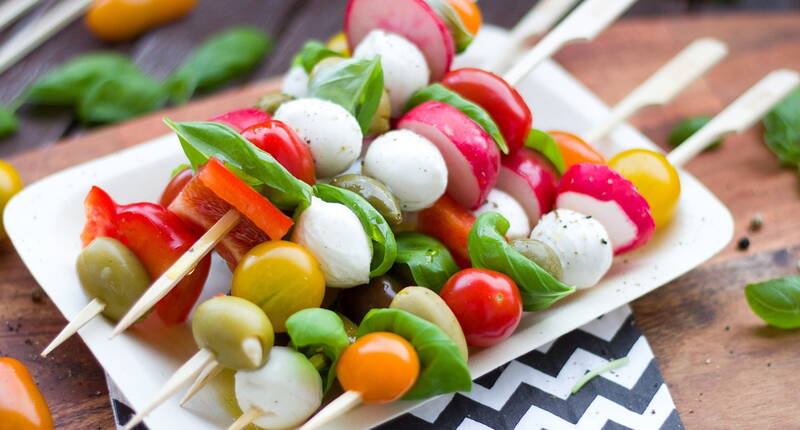 Für die leckeren Spiesschen eignet sich das jeweilige Gemüse der Saison. In unserer sommerlichen Variante haben wir Tomaten, Radieschen, Peperoni, Oliven, Mozzarella und Basilikum benützt.