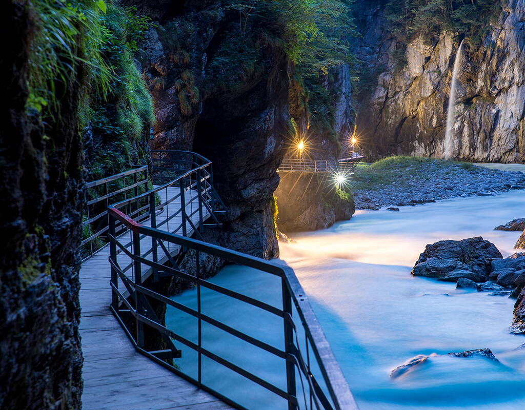 Sostenete il vostro progetto facendo attività fisica. La Gola dell'Aare a Meiringen vi offre una splendida opportunità per farlo. Sperimentate la forza e la naturalezza dell'Aare su sentieri sicuri e confortevoli.