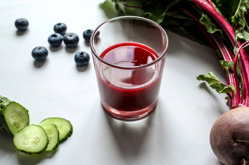 Questo frullato di barbabietola non è solo sano, ma anche rinfrescante e delizioso. È perfetto per la colazione o come spuntino ed è ricco di sostanze nutritive.