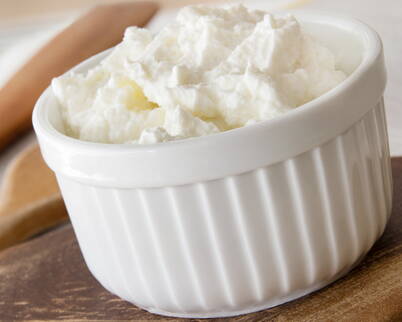 Quark-Gesichtsmaske – beruhigt, lindert Juckreiz und Spannungsgefühl Wenn du unter Neurodermitis leidest, können Quarkmasken helfen, die Gesichtshaut mit Feuchtigkeit zu versorgen und den Juckreiz zu lindern.