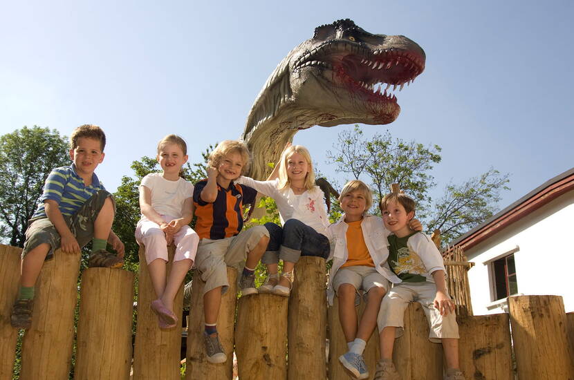 Familienausflug in den Jurassicpark Aathal. Im idyllischen Zürcher Oberland ist das Sauriermuseum beheimatet. Jährlich pilgern über 100’00 Besucher nach Aathal, um die Originalfossilien sowie Dino-Replikate und -Modelle aus aller Welt zu bewundern.