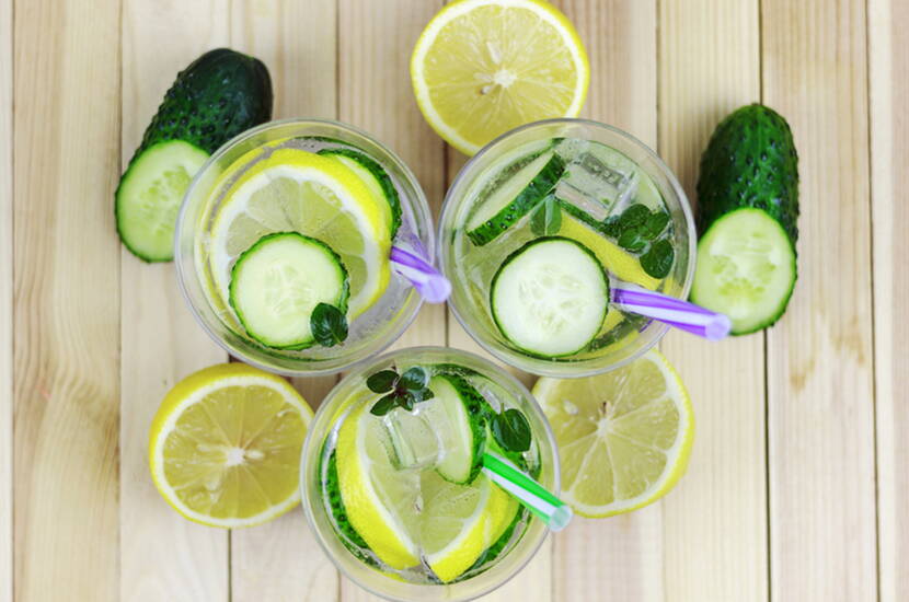 Der Sommer ist da und die Temperaturen steigen. Abkühlung ist die Devise. Ob bei einem Sprung ins kühle Nass oder innerlich mit Hilfe von Getränken, Glacen & Co. Zitronen-Gurkenwasser kühlt effektiv und schmeckt lecker? Eiswürfel & Glacen sorgen für sofortige Kühlung & grillierte Wassermelonen ebenso