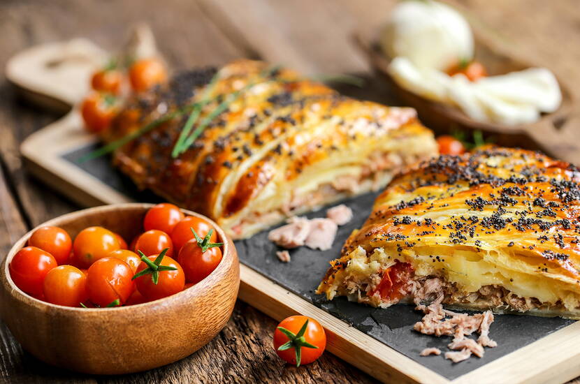 Garni de thon juteux et de tomates mûries au soleil, ce strudel au thon est très spécial et plaît à coup sûr à tout le monde. Fabriqué à partir d'une pâte feuilletée classique et des meilleurs ingrédients, il peut servir d'entrée, de plat principal ou d'en-cas. 