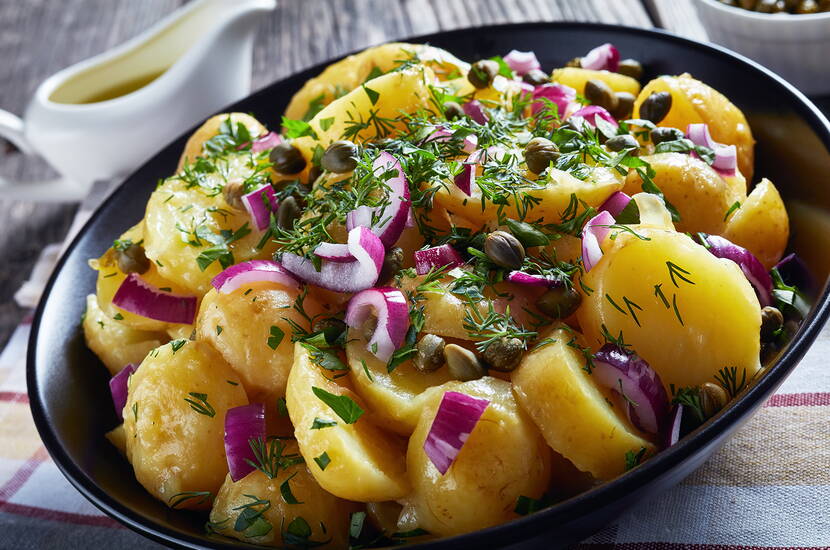 Aus Kartoffeln, Zwiebeln, Kapern und Dill einen leckeren, gesunden und kalorienarmen Salat zubereiten.