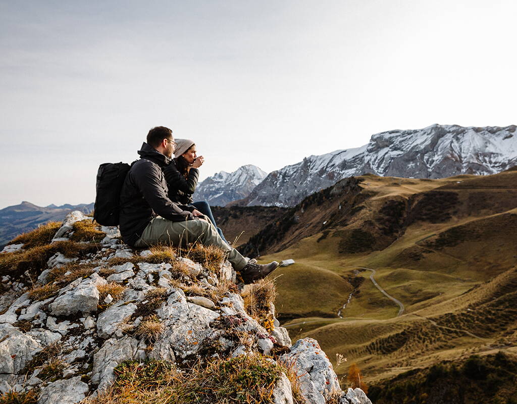 Erlebe den Bergsommer in Adelboden-Lenk. Bestaune das atemberaubende Panorama, erfreue dich an der Blütenpracht, besuche den VogellisiBerg oder sause mit dem Trottinett den Berg hinunter. Das alles und noch viel mehr bietet die Region Adelboden-Lenk. Hol dir jetzt deinen Rabattcode für den Ticketshop.