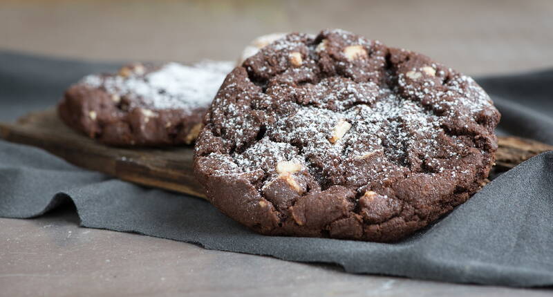 Das Rezept für die wohl weltbesten Schokoladen-Cookies mit Haselnuss- und Schokoladensplitter! Achtung, sie machen süchtig.