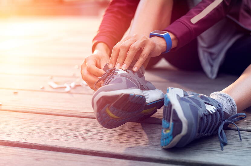 Que ce soit au jogging, à vélo, en randonnée ou au tennis: si vous faites beaucoup d'activités physiques intenses, vous transpirez et devez boire d'autant plus de liquides. L'eau est-elle suffisante ou une boisson isotonique est-elle plus adaptée pour compenser la perte de liquide?