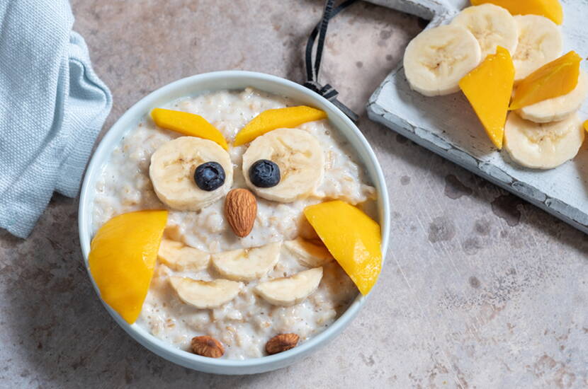 Rezept Kinderrezept Eulen-Porridge – Hafer ist nahezu glutenfrei, so dass es auch bei einer allfälligen Unverträglichkeit meist problemlos in den Speiseplan eingebaut werden kann. 100g Hafer enthalten 7g Fett, welches zu 100% aus ungesättigten Fettsäuren besteht. Bei Zöliakie ist Vorsicht geboten.