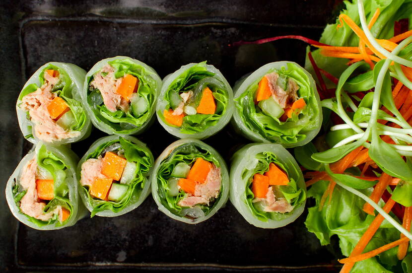 Le plaisir asiatique en toute légèreté. Les rouleaux d'été vietnamiens au thon et aux légumes frais et croquants sont parfaits pour une soirée d'été avec de bons amis. 