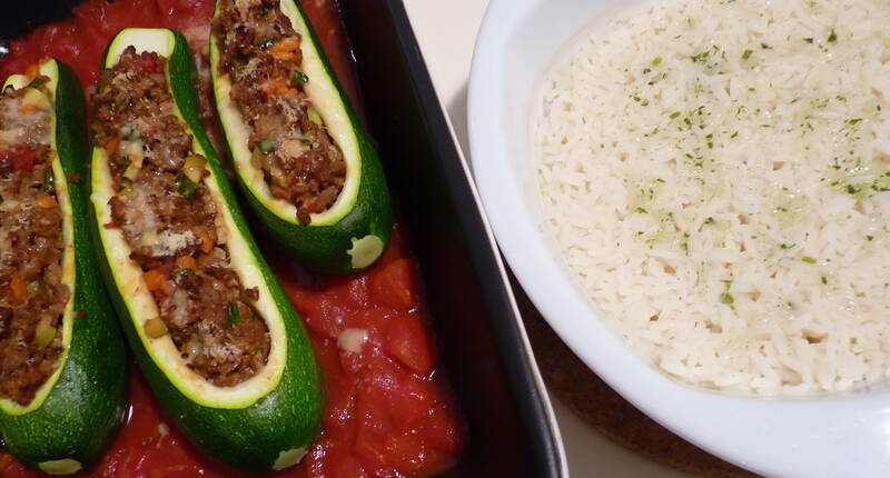 Gefüllte Zucchini und Backofenreis am Vorabend ofenfertig vorbereiten und über Nacht mit einem Stück Alufolie abgedeckt im Kühlschrank lagern. Am Folgetag die Formen nacheinander in den kalten Ofen schieben. So verlängert sich die Gesamt-Backzeit um ca. 10 Minuten.