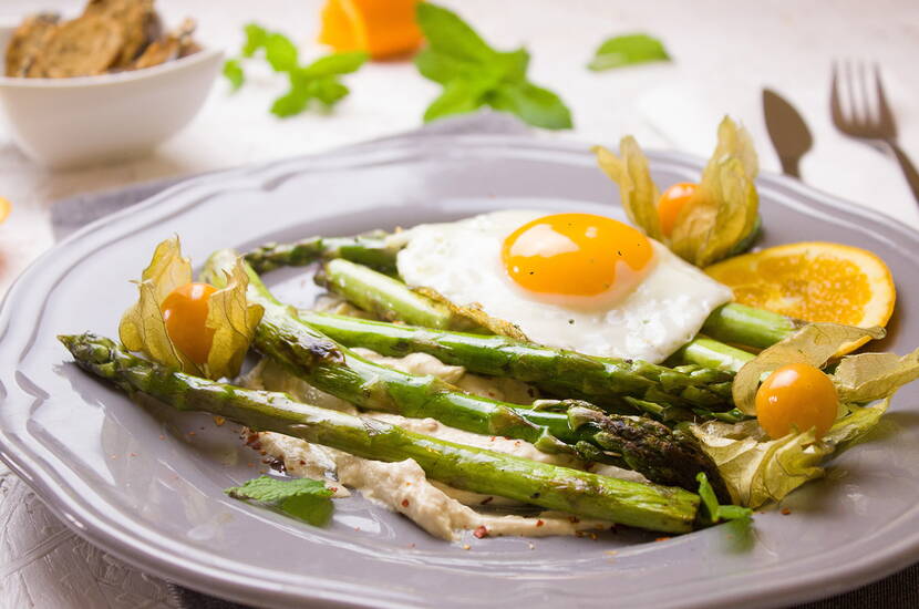 Spargel lässt sich vielseitig zubereiten. Ob gedämpft, gekocht oder grilliert – er ist immer das Highlight auf dem Teller.