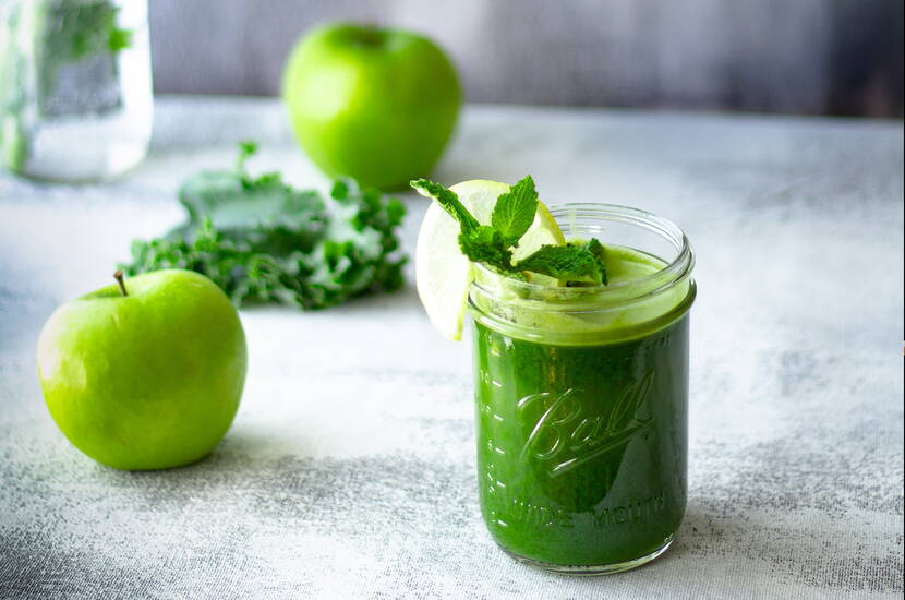 Aus Gänseblümchen, Löwenzahn, Giersch, Bananen, Äpfel und Wasser einen gesunden und leckeren Smoothie zaubern.