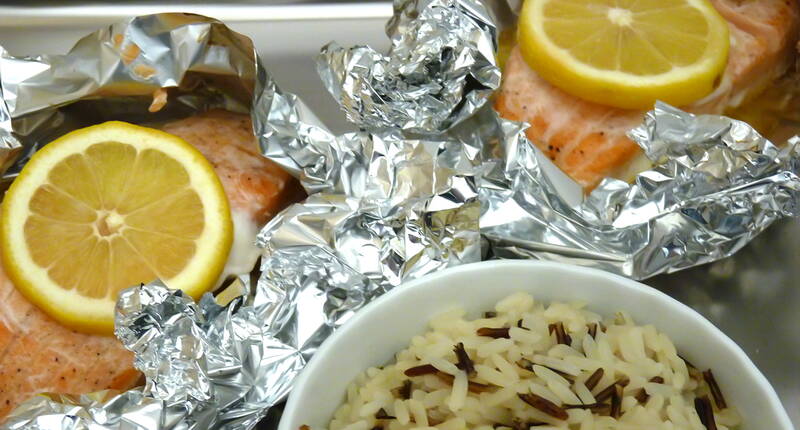 In nur 30 Minuten steht der saftige Lachs auf dem Tisch. Dazu passt Wildreis, Salzkartoffeln, ein grüner oder gemischter Salat.