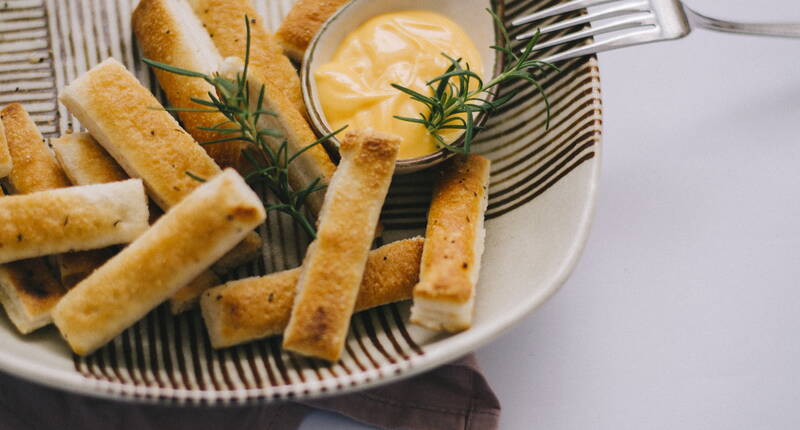 Die Thymian Brotsticks mit Aioli sind der perfekte Snack für einen entspannten Abend vor dem Fernseher oder als Bestandteil eines unkomplizierten Apero-Buffets. Auch die Aioli ist schnell und einfach hergestellt mit unserem Rezept. Unser Rezept überzeugt auch die anspruchsvollsten Gäste.