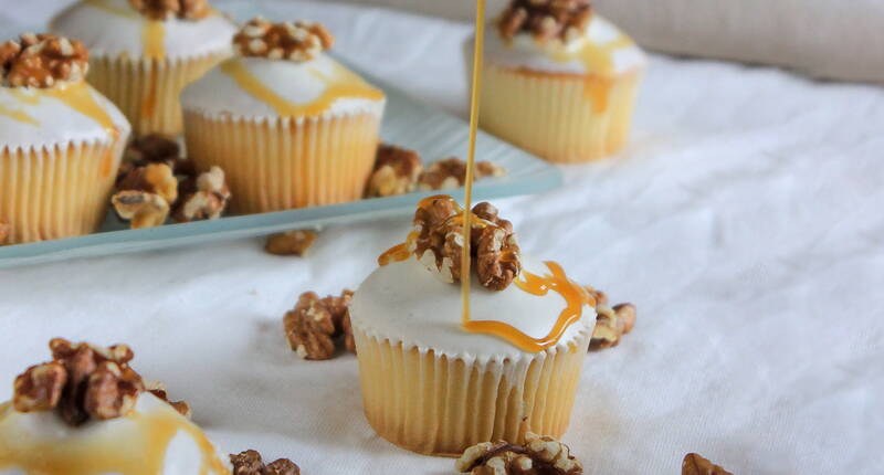 Falls die Zeit nicht reicht oder sich unverhofft Besuch einstellt – gekaufte Muffins mit Eiweissguss, Baunusshälften und Karamellsauce pimpen.