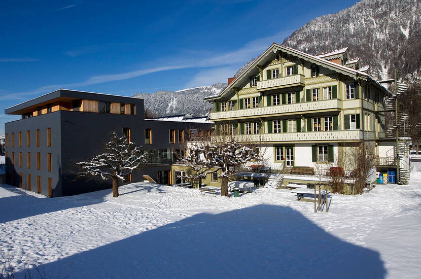 Die Backpackers Villa Sonnenhof im Herzen von Interlaken, ist der ideale Ort für junge und unkomplizierte Familien. Zentral gelegen, bietet sie sich geradezu an für Ausflüge in und um Interlaken. Durch die günstigen Übernachtungspauschalen auch der perfekte Ferienort für Familien mit kleinem Budget.