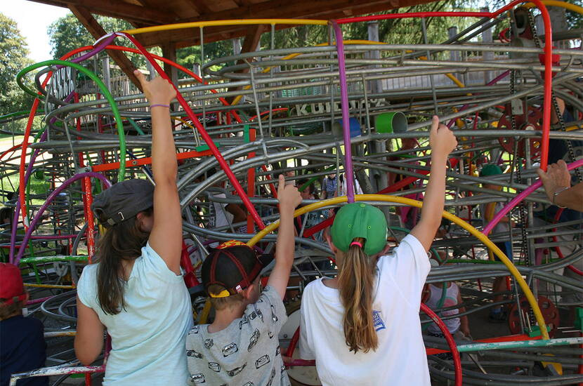 Erlebnisbericht Familienausflug Gurten. Der Ausflug auf den Berner Hausberg bereitet gross und klein viel Freude. Rauf gehts mit der Gurtenbahn. Kinder lieben die 300 Meter lange Kugelbahn, die Rodelbahn (ab 8 Jahren), das Baden im Gurtenseeli und die Fahrt mit der Kleineisenbahn gehören einfach dazu.