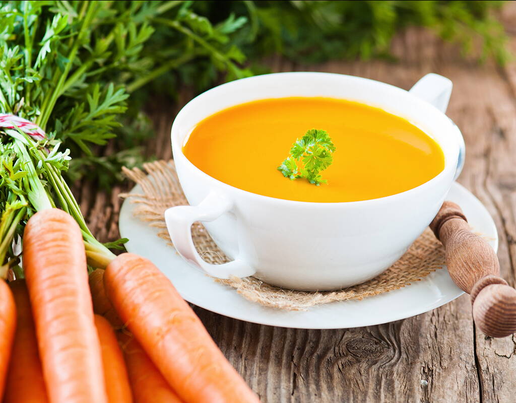 La zuppa di carote del dottor Moro è stata messa a punto nel 1908 dal pediatra austriaco Ernst Moro e da allora viene utilizzata con successo contro la diarrea. La zuppa è efficace sia per gli uomini che per gli animali grazie alle sue proprietà antinfiammatorie e agli importanti nutrienti che contiene, come il betacarotene e la vitamina A.