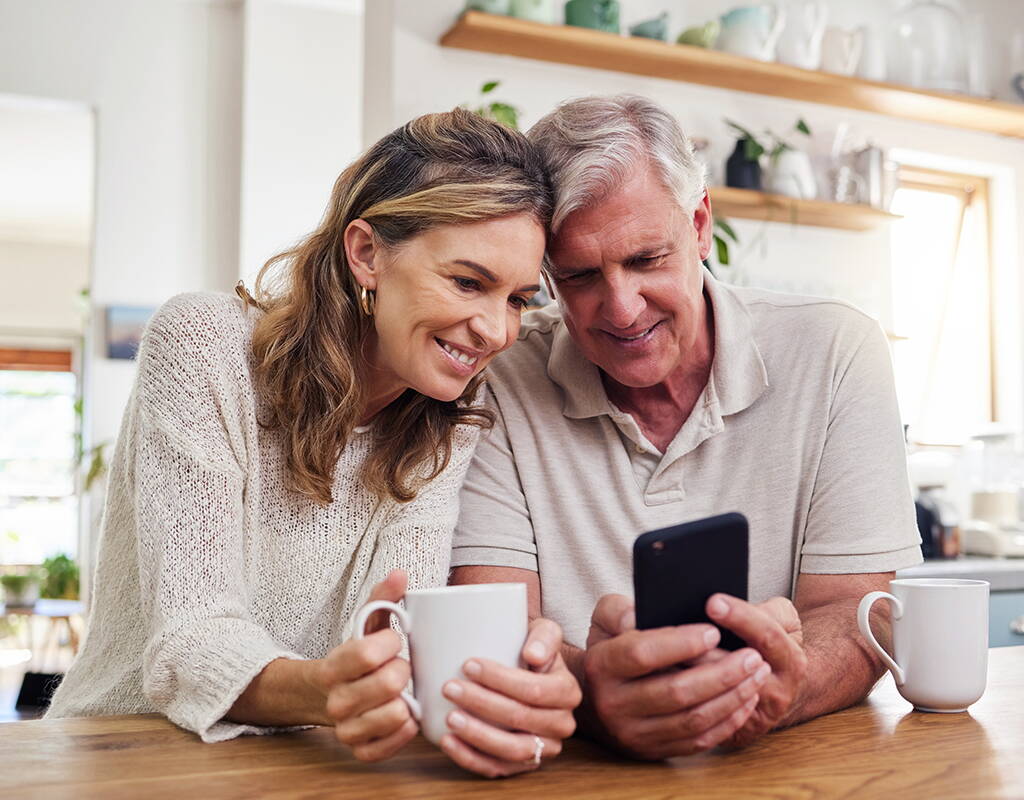 Haushaltstipps und Familienthemen entdecken Paar informiert sich über Haushaltstipps und Alltagshilfen – entdecke praktische Ratgeber in den MiBon-Blogs