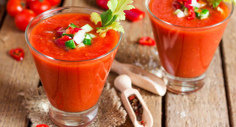 Die Tomaten Gazpacho ist eine einfache und leckere Sommersuppe, die an heissen Tagen den Körper perfekt mit Flüssigkeit, Vitaminen und Mineralstoffen versorgt.