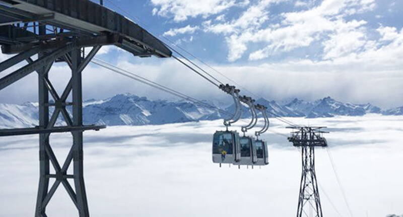 Skifahren auf den Niederhorn –Unterwegs mit Familie Grütter. Die breiten, perfekt präparierten Pisten sind ideal für Erwachsene und Kinder.