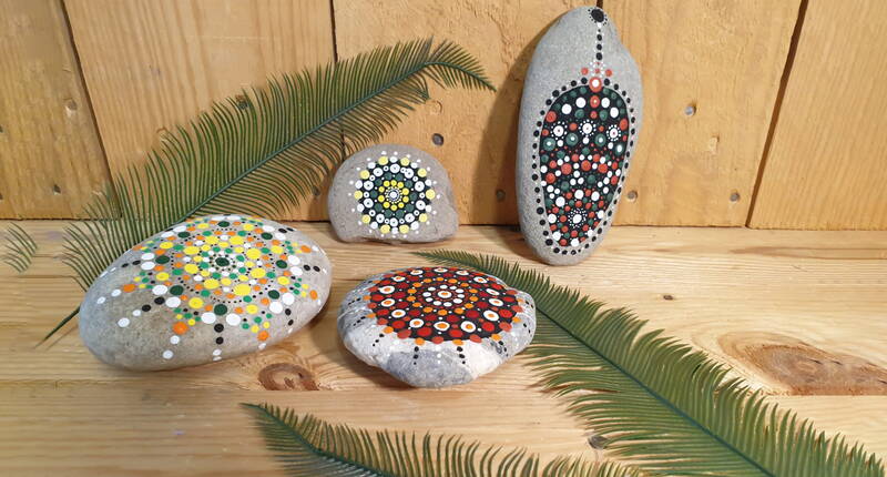 Basteltipp Magic-Circle Stones auch Mandala Steine genannt. Für die bemalten Steine benötigst du Steine gewünschter Grösse und Form, deckende Acrylfarbe und Klarlack, falls du diese im Aussenbereich platzieren willst. Die trockenen Steine in schwarz grundieren und anschliessend nach Wunsch verzieren