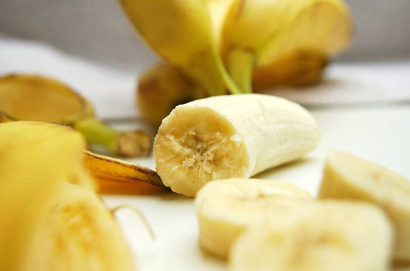 Eine selbstgemachte Gesichtsmaske aus Bananen kann dazu beitragen, das Hautbild zu verbessern und die Haut zu nähren, da Bananen reich an Vitaminen und Mineralstoffen sind. Die Maske eignet sich besonders für Menschen mit trockener oder empfindlicher Haut.