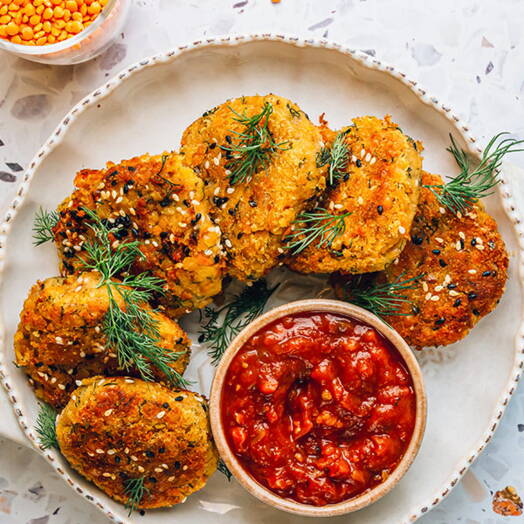 Vegane Linsentätschli mit Sesam und Tomatensauce Selbstgemachte vegane Linsentätschli mit Sesam, Dill und Tomatendip – eiweissreich und glutenfrei