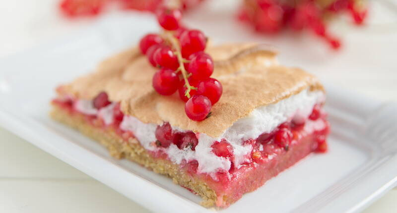 Wer Johannisbeeren mag, wird unsere Johannisbeer-Schnitten mit Baiser-Haube lieben. Ein wunderbares Rezept, welches auch mit anderen Beeren zubereitet werden kann.