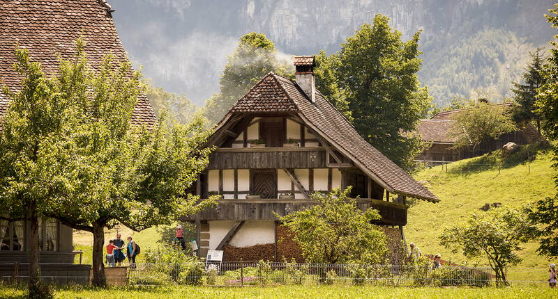 Ausflug Ballenberg – 30% Rabatt auf den Eintrittspreisen. Zurecht gilt der Ballenberg als eines der wertvollsten Musen der Schweiz. Im Gegensatz zum klassischen Museum kannst du hier ein Stück Schweizer Kulturgut hautnah erleben. 