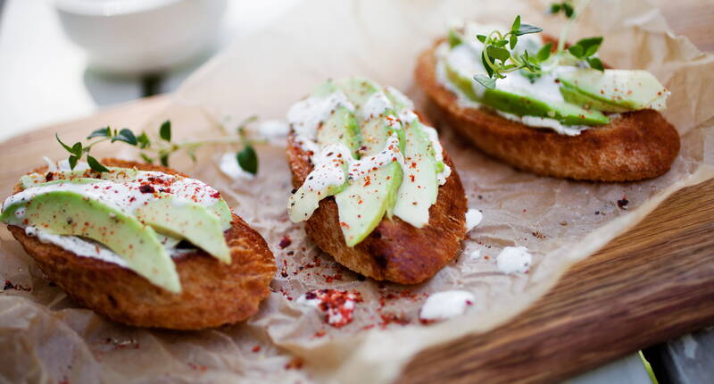 Die veganen Avocadotoasts sind einfach in der Herstellung und sind extrem lecker. Zusätzlich findest du im Rezept eine Anleitung für die Herstellung einer veganen Sour Cream.