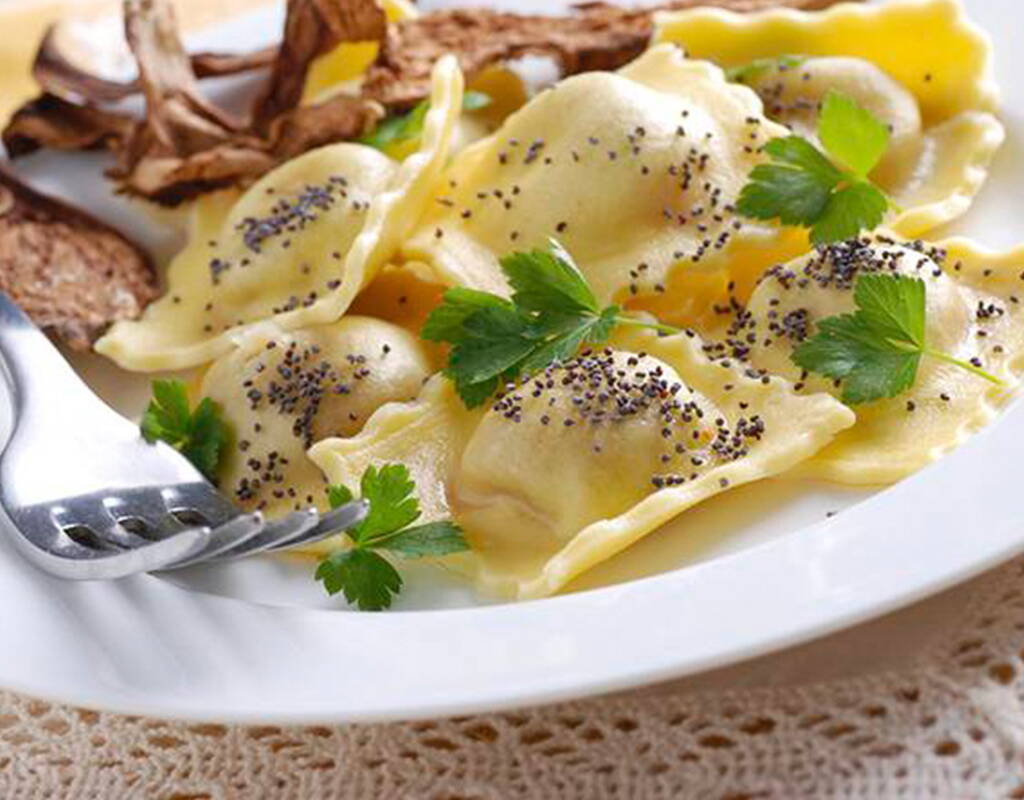 Abwechslung zu den bekannten Füllungen mit Spinat, Käse oder Fleisch bieten Ravioli mit frischen Steinpilzen und cremigem Ricotta. Wie du sie zu Hause zubereiten kannst, erfährst du in unserem Rezept.