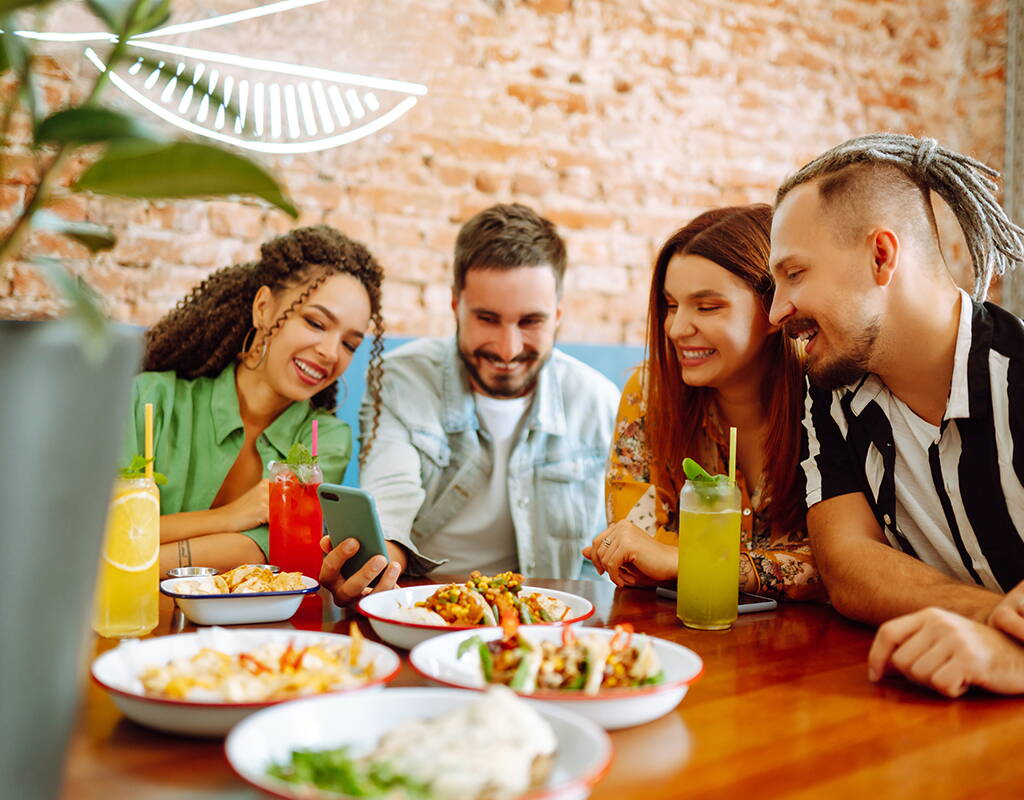 Dans notre rubrique Recettes, tu trouveras de nombreuses recettes sympas pour tous les goûts et toutes les occasions. Végétaliennes, végétariennes ou à base de viande, tu trouveras ton bonheur chez nous.