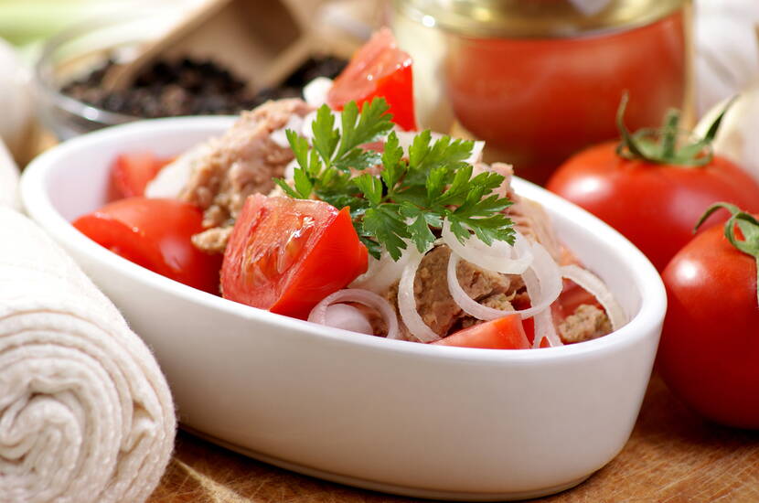 Raffiné, avec des tomates délicieusement juteuses et des oignons aromatiques et épicés, un déjeuner ou un dîner léger et digeste. Simple, riche en protéines et délicieuse - une ambiance de vacances sur la table.