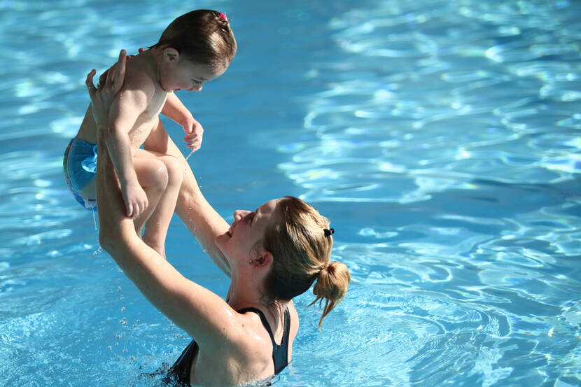 Das Babyschwimmen ist kein Schwimmkurs im herkömmlichen Sinne. Denn dort erlernt euer Baby nicht das 1x1 des Schwimmens, sondern der Kurs fördert die motorischen, kognitiven und auch die sozialen Fähigkeiten des Kleinkindes.